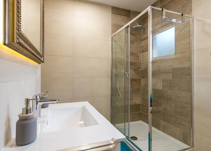 Helen Deluxe Апартаменты